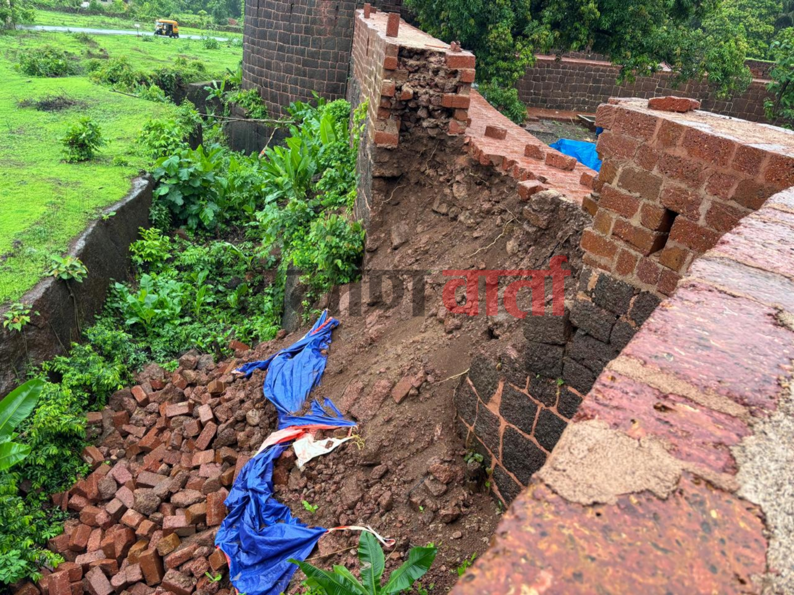 घेरा यशवंतगडाच्या दुरुस्तीच्या नावाखाली ढिसाळ कारभार; भिंत अद्याप कोसळलेलीच, ग्रामस्थ संतप्त