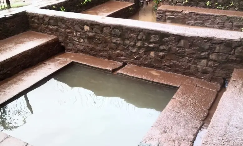 महामार्ग चौपदरीकरणातील चिखल-मातीने आरवलीतील गरम पाण्याच्या कुंडांची दुर्दशा