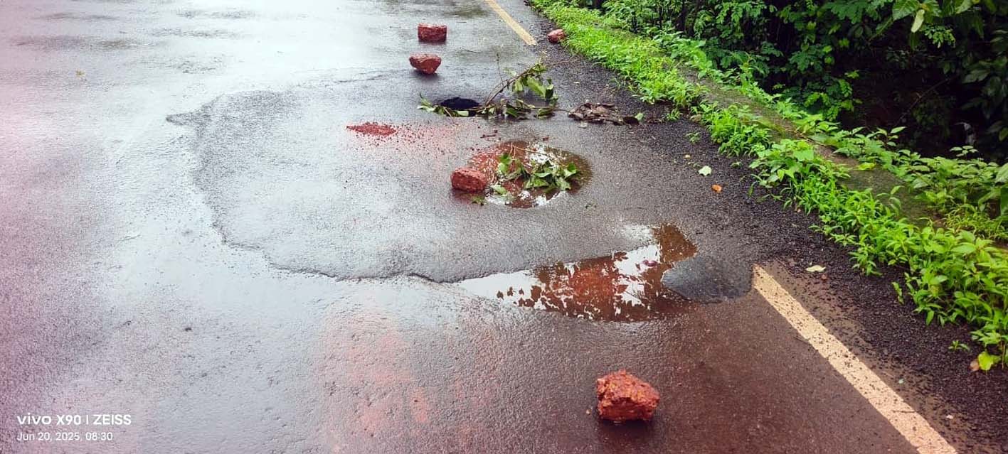 कोतळूक येथील मोरी खचली; बांधकाम विभागाचे दुर्लक्ष