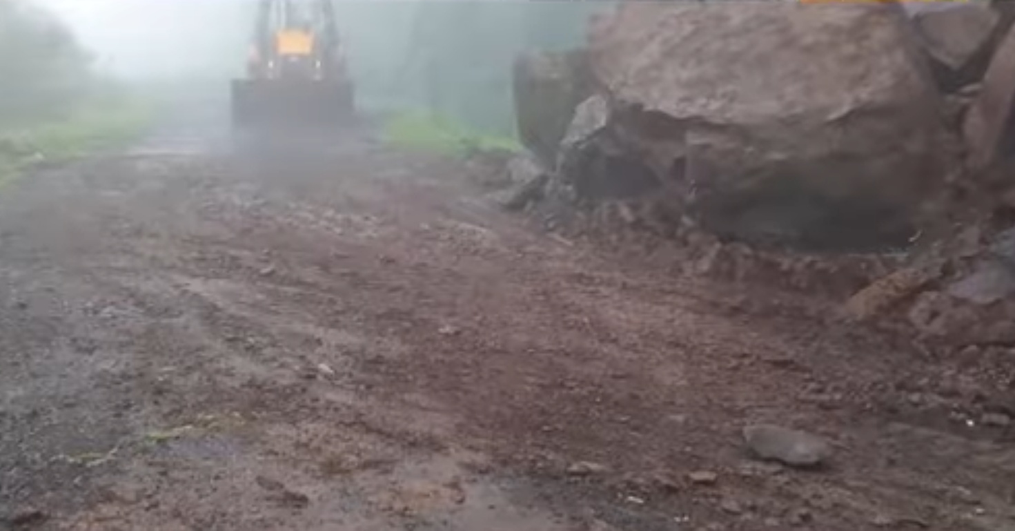 रघुवीर घाटात मध्यरात्री दरड कोसळली; पहाटे मार्ग खुला