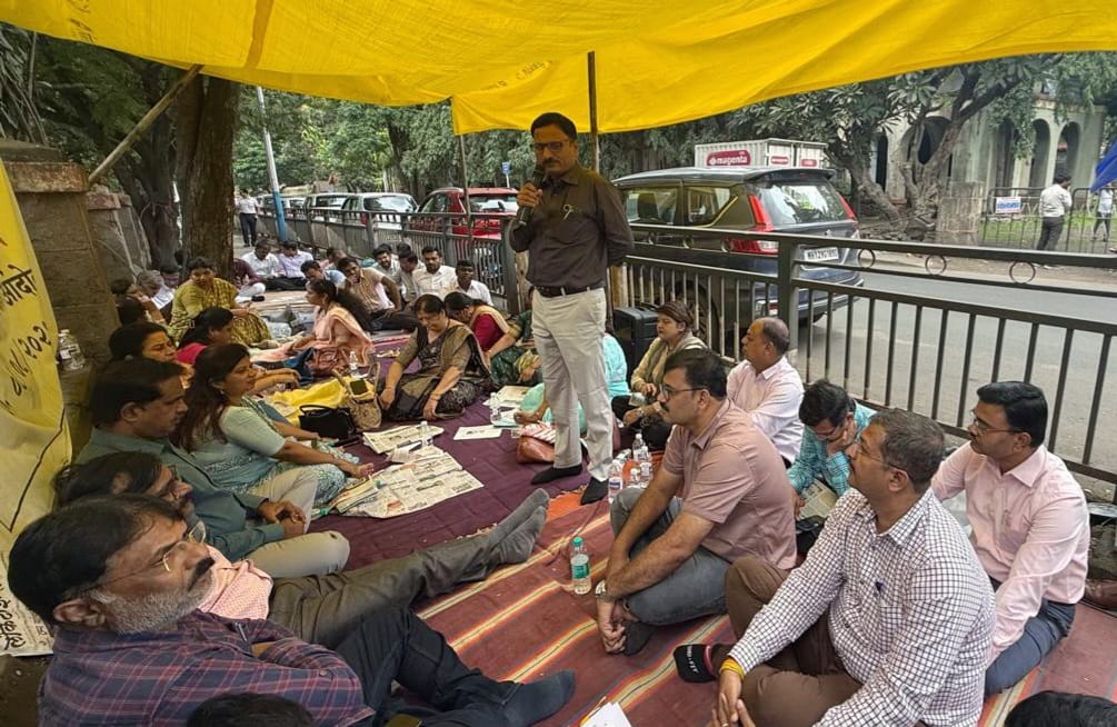 शिक्षण विभागातील अधिकाऱ्यांचे राज्यव्यापी सामूहिक रजा आंदोलन; नागपूरच्या घटनेचा निषेध
