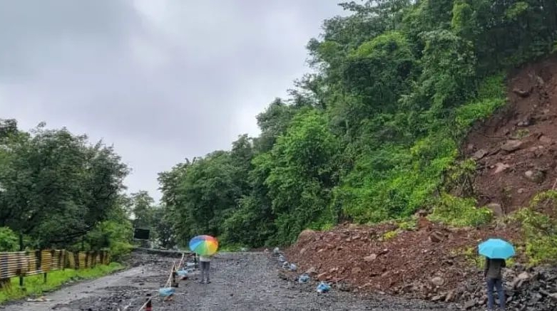 कशेडी घाटात पुन्हा रस्ता खचला; दरडी कोसळल्याने प्रवास धोकादायक