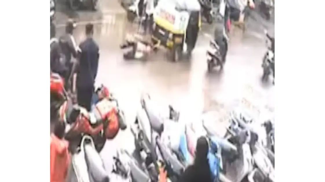साताऱ्यात अपघातानंतर रिक्षाचालकाने महिला पोलिसाला फरफटत नेले; महिला पोलीस गंभीर जखमी, चालक ताब्यात