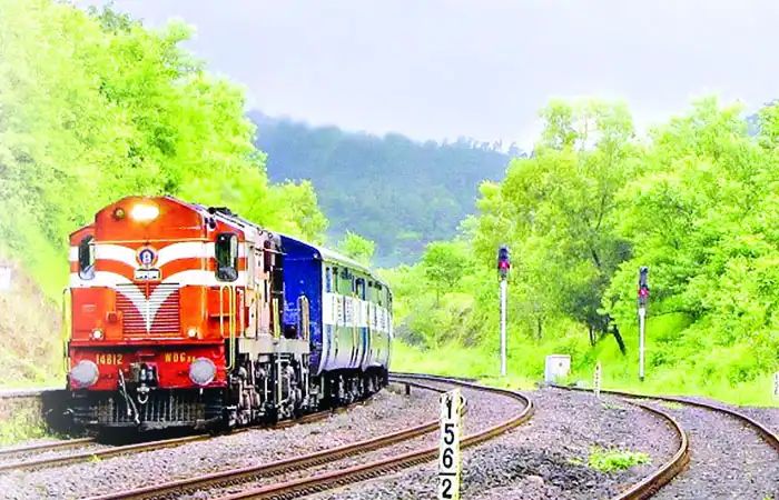 ऐन उन्हाळी सुट्ट्यांच्या सांगतेत कोकण रेल्वेचे वेळापत्रक कोलमडले; तेजस एक्सप्रेस तब्बल १२ तास लेट, स्थानकांवर प्रवाशांचा संताप